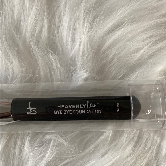 New IT heavenly luxe bye bye foundation brush - Picture 2 of 4